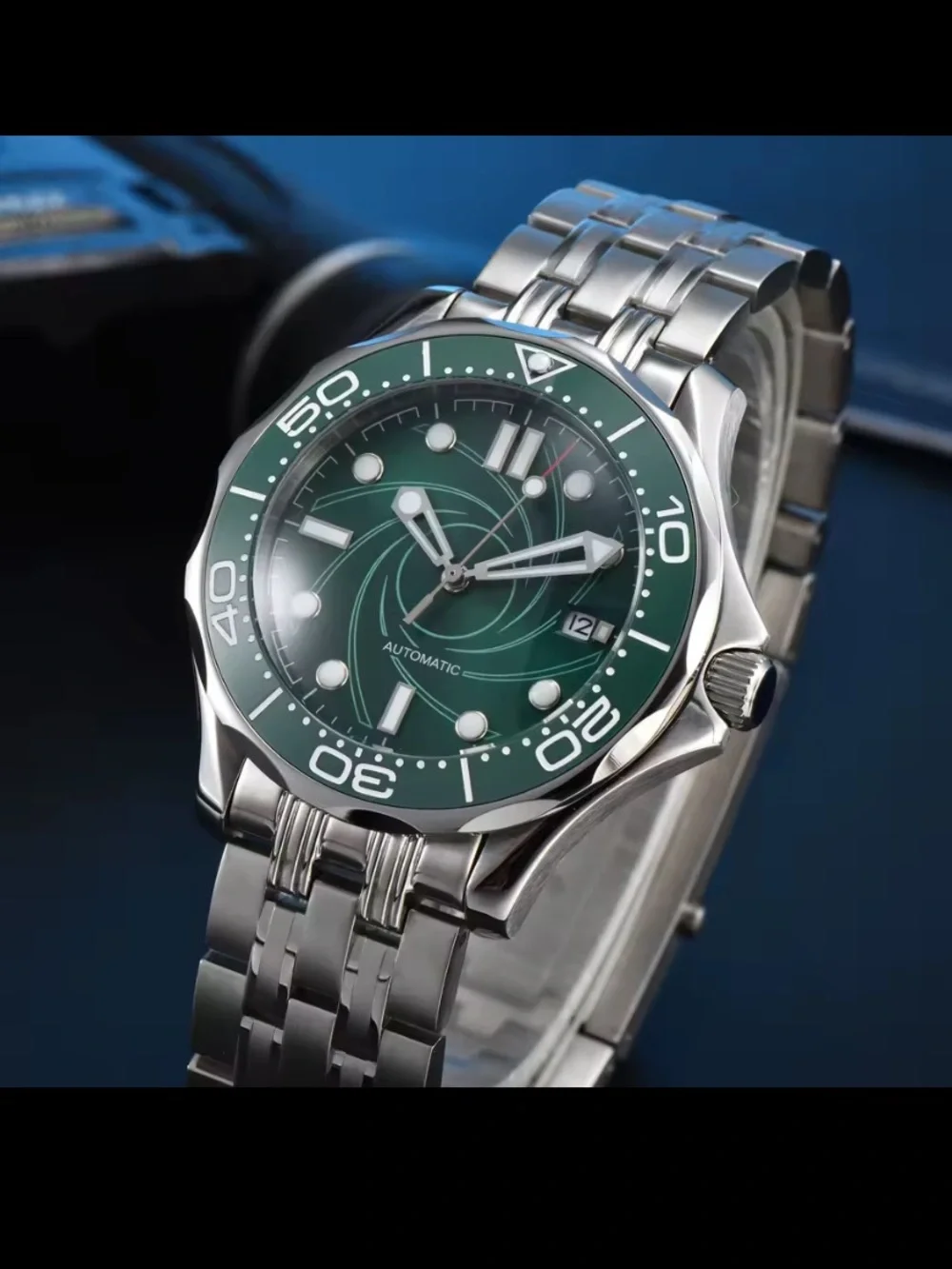 New Automatic Men's Green 007 Diver Watch with Stainless Steel Bracelet